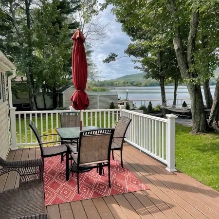 Lakefront Cozy Cottage
