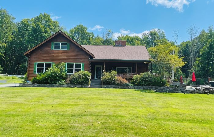 Peaceful 3-Bedroom Log Cabin Retreat in the Heart of Idyllic Sparrow Bush NY
