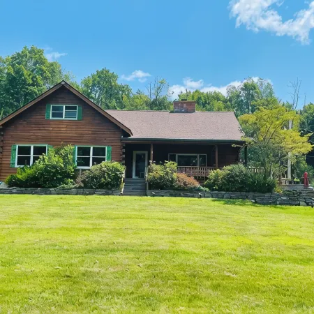 Peaceful 3-Bedroom Log Cabin Retreat in the Heart of Idyllic Sparrow Bush NY