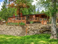 'RIVER HAVEN' is a serene riverside cabin on the Rogue River Hotels in Trail