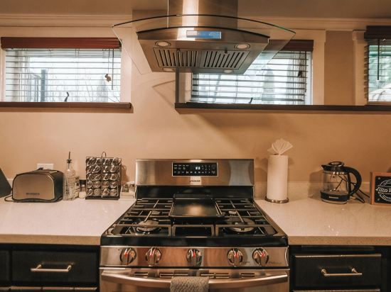 Warm & Cozy 2Br in Wallingford, Skyline Peek