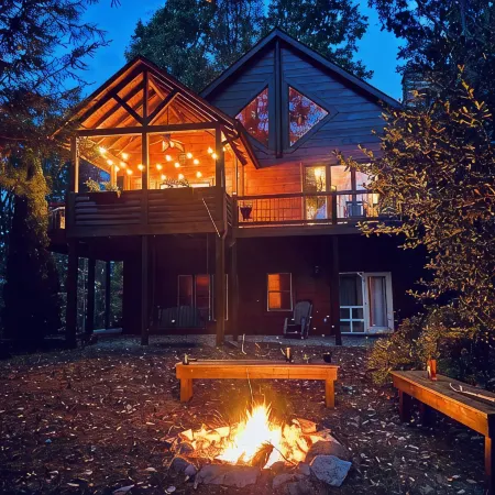 Watauga Lake Home! Hot tub, kayaks, Slip access & Mountain View!