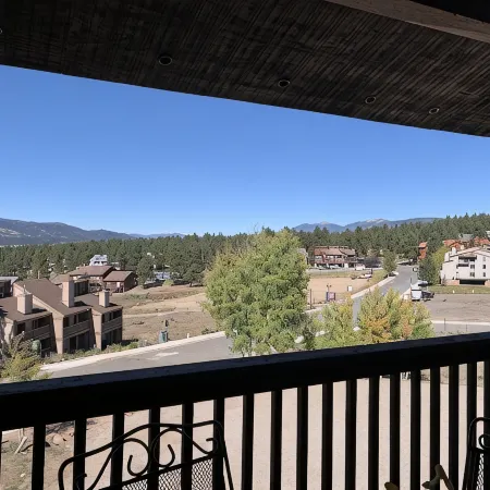 3/2 Condo. Mountain views. Easy access to Resort