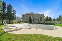 Spacious 5 Bedroom w/Pool, Patio and Theater - Pools