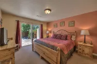 In Town Near Main Street!  Single Level With Garage - Private Gated Yard - บังกะโล