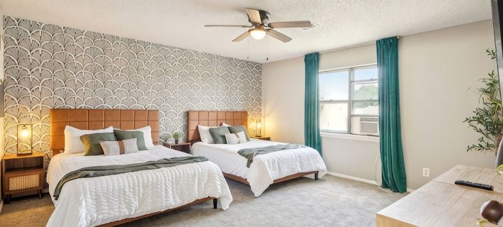 The Full House— Beds~Near Rose District~Shuffleboard~Poker Room~Game Room Hotels in Broken Arrow