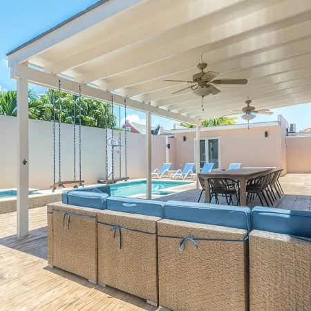 Dream Getaway in Palm Beach - pool, walk to beach, nightlife & restaurants.