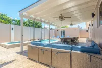 Dream Getaway in Palm Beach - pool, walk to beach, nightlife & restaurants. - Private Pools
