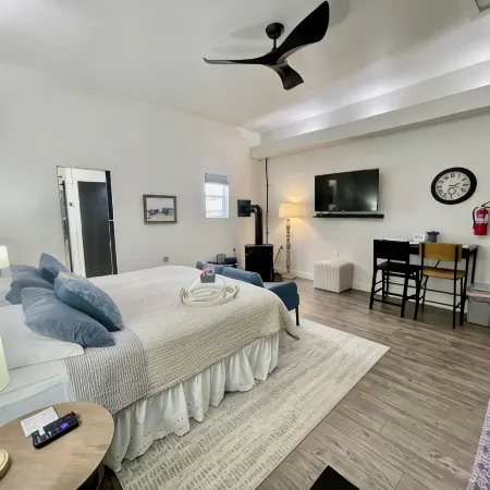 Luxury Suite • Private Yard • Hot Tub • King Bed