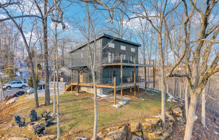 NEWLY BUILT LAKE HOME!!!   This modern home has more to offer than just space!