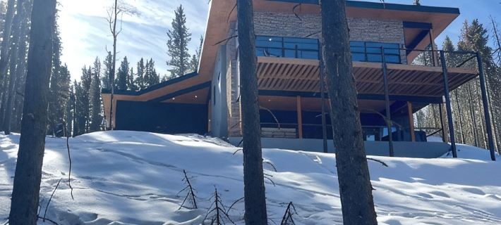 Luxury Cabin on Ski Bike Trail, 4Br, Hot Tub with Mountain Views โรงแรมในแองเจลไฟร์