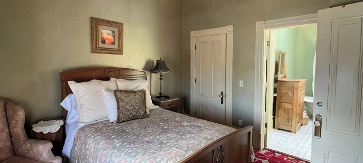 2 bedroom Waterfront Victorian Apartment Hotels in Eureka