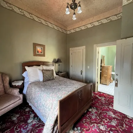 2 bedroom Waterfront Victorian Apartment