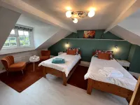 The Lodge, South Cotswolds, comfortable contemporary rural home, views, parking