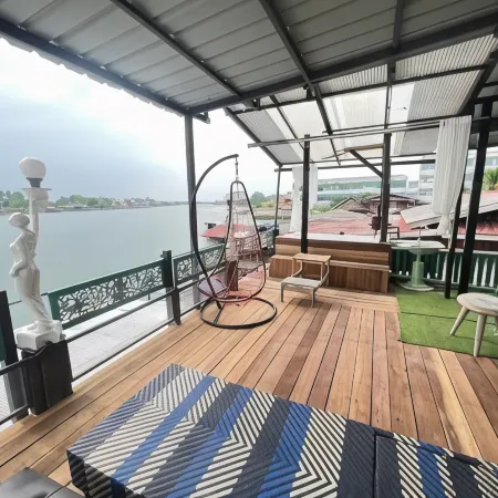 Glorilla Amphawa Riverside