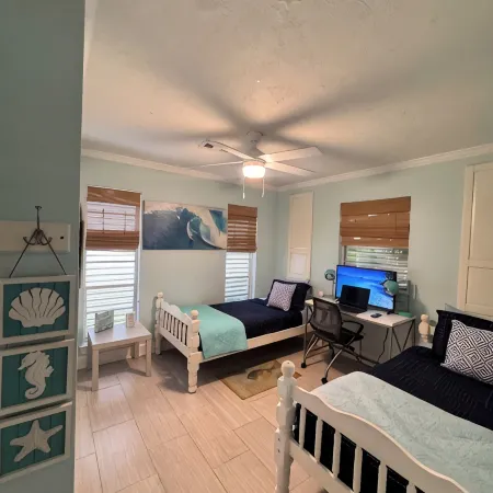 Hot tub,Private pool, resortlike home,,Tiki bar short walk to beach &all