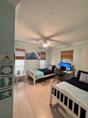 Hot tub,Private pool, resortlike home,,Tiki bar short walk to beach &all - ジャグジー