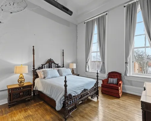 Luxury Downtown Apartment• Walk Everywhere • Fast WiFi • Sleeps 8 Hotels in Delaware