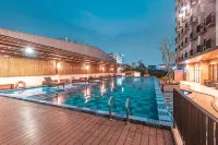 Azalea Suites Cikarang by Jayakarta Group - Rooftop Pools