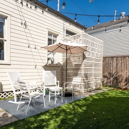 Art-filled 2-bedroom cottage with WiFi and AC in New Orleans Отели рядом с достопримечательностью «Зоопарк «Одюбон»»