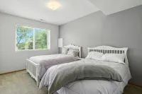 Modern Home in NW Omaha - 방갈로