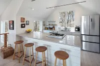 Charming 2-bedroom house on Chappy with pool, Tennis, pickleball, WiFi and AC