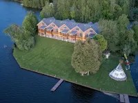 #5 Lakefront Hamlin Lake Retreat - Sleeps 10 Hotel a Hamlin Township