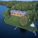 #5 Lakefront Hamlin Lake Retreat - Sleeps 10 - 4-Star