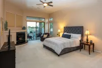 Big Luxury House on Golf Course in Gated Community - บังกะโล