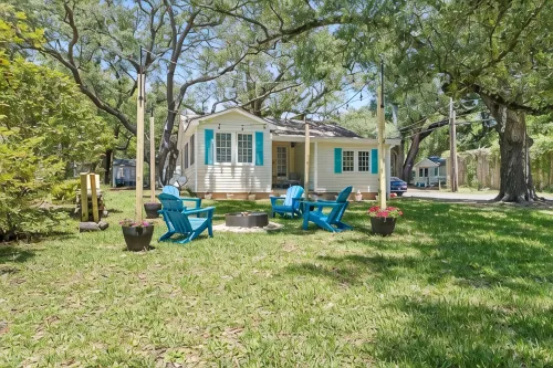 Charming 3-bedroom house with AC, WiFi, Fire Pit, Grill, 5 minute walk to beach! - Bungalows
