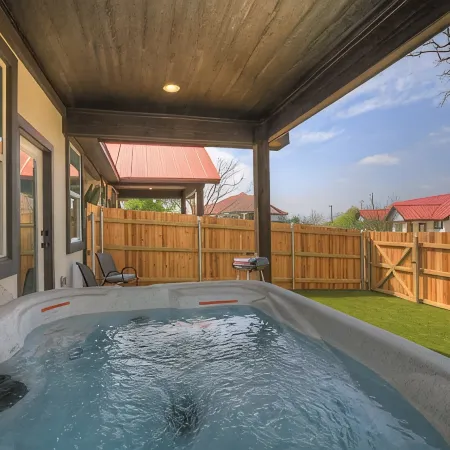 Modern Casita with Hot Tub Six Minutes from Main Street