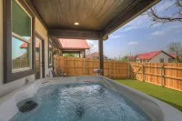 Modern Casita with Hot Tub Six Minutes from Main Street - 4つ星