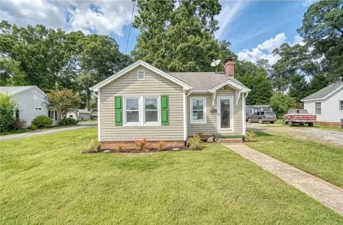 3BR on Main Street ★ Downtown Belmont ★ 5 Min Walk