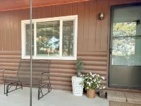 Steps from Mountain View Cafe! 2 bedroom attached  cabin w/fenced private yard! - Homestays
