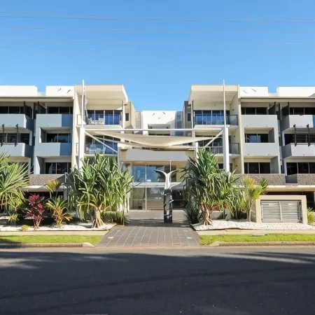 Top Floor Studio Unit in Urangan Ocean Harbour Views Pool Spa
