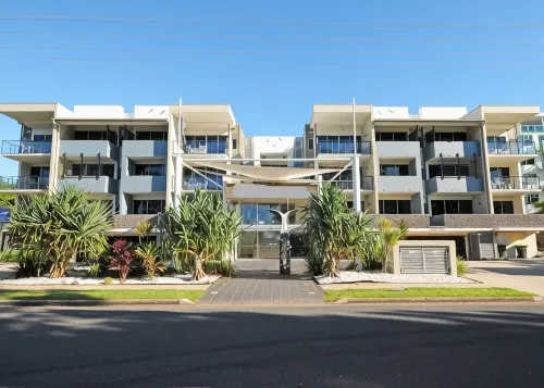 Top Floor Studio Unit in Urangan Ocean Harbour Views Pool Spa