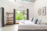 Complete house in the privacy of a spacious tropical setting - 3-Star