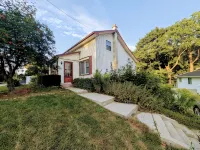 Renovated Ravine Cottage | Walk to Beach | Sleeps 8 | A/C, BBQ, & Firepit Hotels in Central Elgin
