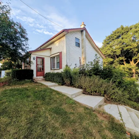 Renovated Ravine Cottage | Walk to Beach | Sleeps 8 | A/C, BBQ, & Firepit