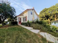 Renovated Ravine Cottage | Walk to Beach | Sleeps 8 | A/C, BBQ, & Firepit