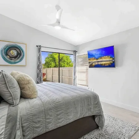 Luxurious Modern 4BR, Heated Pool near Beach and Mercato! Newly Renovated!