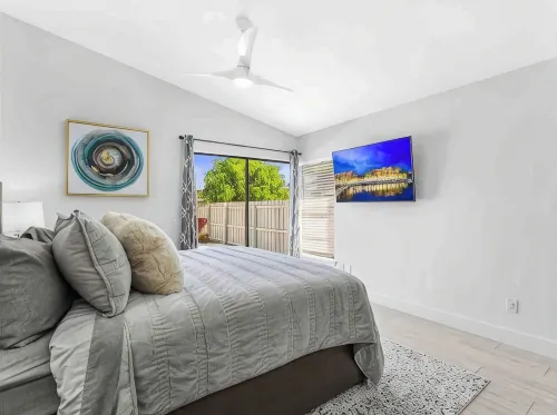 Luxurious Modern 4BR, Heated Pool near Beach and Mercato! Newly Renovated!