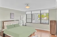 Stylish Beachfront Gem ~ Sea View, Pool, Gym, Pkg! - วิวทะเล