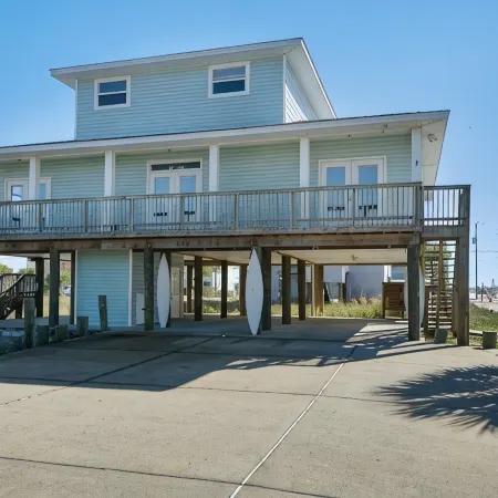 Beachside Haven: Spacious 6-Bedroom Retreat Just Steps from the Sand
