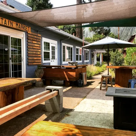 Westfir Lodge & Mountain Market