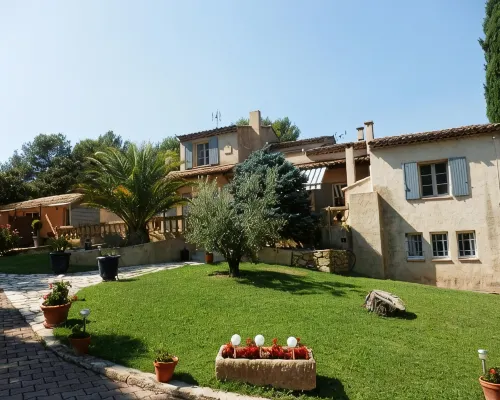 Mas les Vieux chênes Hotels in Lambesc