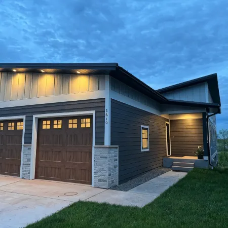 New Shoreline Home | Waterfront |  Sauna | Views | Dogs | Trail Access