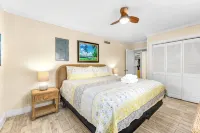 TROUT Steps to beach. Lovely two bedroom with screened porch and pool. - 2-Star
