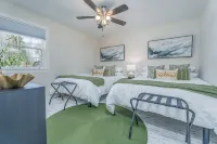 Hot tub/pool/firepit/ 3 bedroom Home center of town 2 Livingroom's sleeps 12 - Boutique