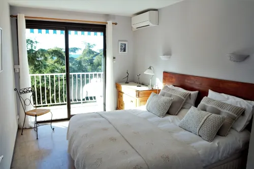 Cassis apartment near beaches & port, panoramic view, aircon, private parking